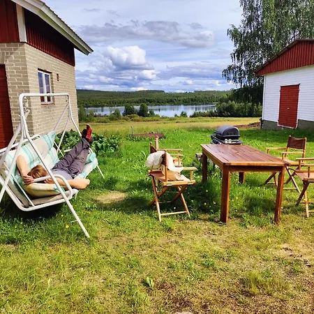 Dom wakacyjny Authentic Arctic By The River *